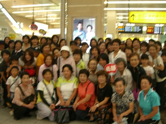 お見送り頂いた皆さん(写真に入りきれずゴメンナサイ)(245KB) お見送り頂いた皆さん(写真に入りきれずゴメンナサイ)(245KB)