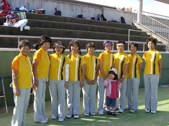 開会式で勢揃いシニアレディース決勝大会代表チーム(249KB) 開会式で勢揃いシニアレディース決勝大会代表チーム(249KB)