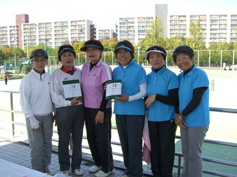 クローバーの部優勝・準優勝の皆さん(236KB) クローバーの部優勝・準優勝の皆さん(236KB)