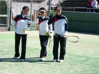 試合の合間にハイチーズ!(234KB) 試合の合間にハイチーズ!(234KB)