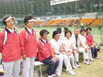 ベンチで応援（山本府連盟事務長も駆けつけて頂きました）(207KB)