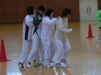 イベントのムカデ競争に参加(235KB)