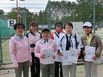 くじゃくそう５５歳の部入賞の皆さん(320KB)