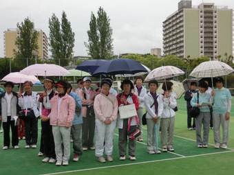 雨の開会式(295KB)