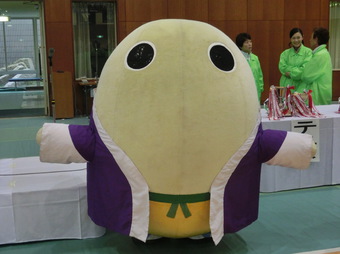 京都のゆるキャラ「まゆまろ」です!(94KB) 京都のゆるキャラ「まゆまろ」です!(94KB)