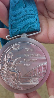 シドニー五輪銀メダル（実物）(101KB)