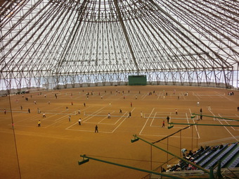 但馬ドームにコート出現(197KB) 但馬ドームにコート出現(197KB)