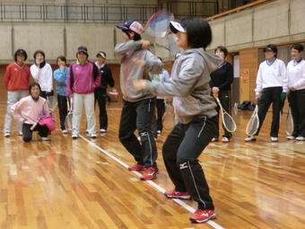 ベースライン上で返球します(105KB) ベースライン上で返球します(105KB)