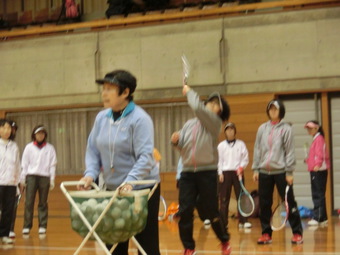 ロブの打ち方(ラケットは5時ー11時方向)(84KB) ロブの打ち方(ラケットは5時ー11時方向)(84KB)