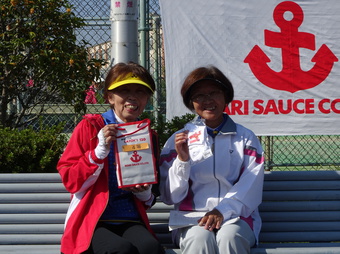 お楽しみ抽選当たりましたのでイカリさんと記念写真撮りました(193KB) お楽しみ抽選当たりましたのでイカリさんと記念写真撮りました(193KB)