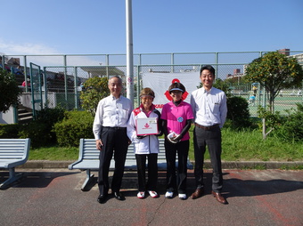 お楽しみ抽選当たりましたのでイカリさんと記念写真撮りました(183KB) お楽しみ抽選当たりましたのでイカリさんと記念写真撮りました(183KB)