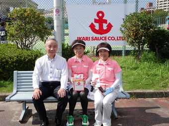 お楽しみ抽選当たりましたのでイカリさんと記念写真撮りました(234KB) お楽しみ抽選当たりましたのでイカリさんと記念写真撮りました(234KB)